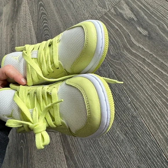 Jordan 1 Low Sneaker in Limelight Size 5 - Picture 9 of 11